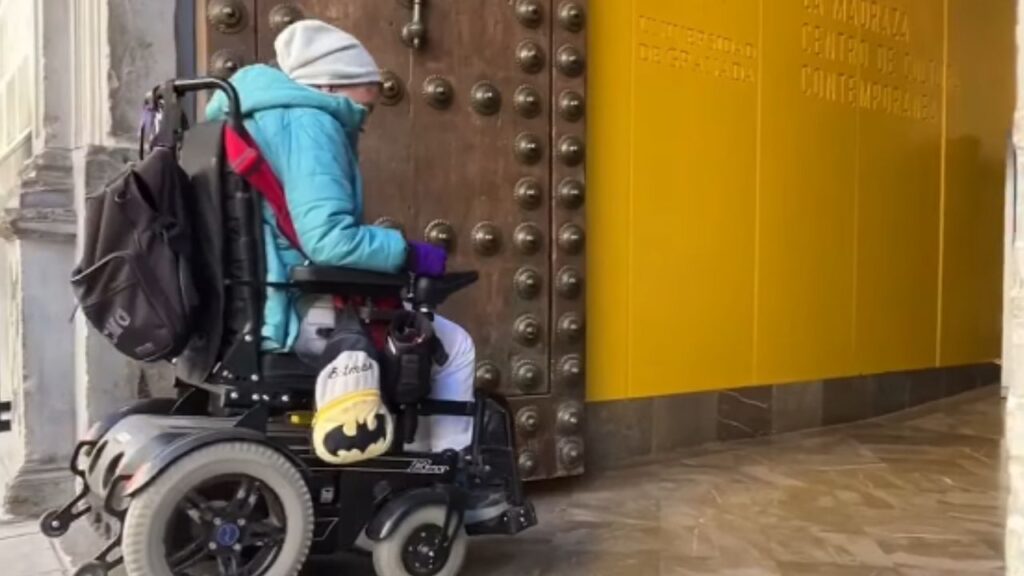 Ana Raya, influencer con discapacidad, muestra la accesibilidad en el Palacio de La Madraza