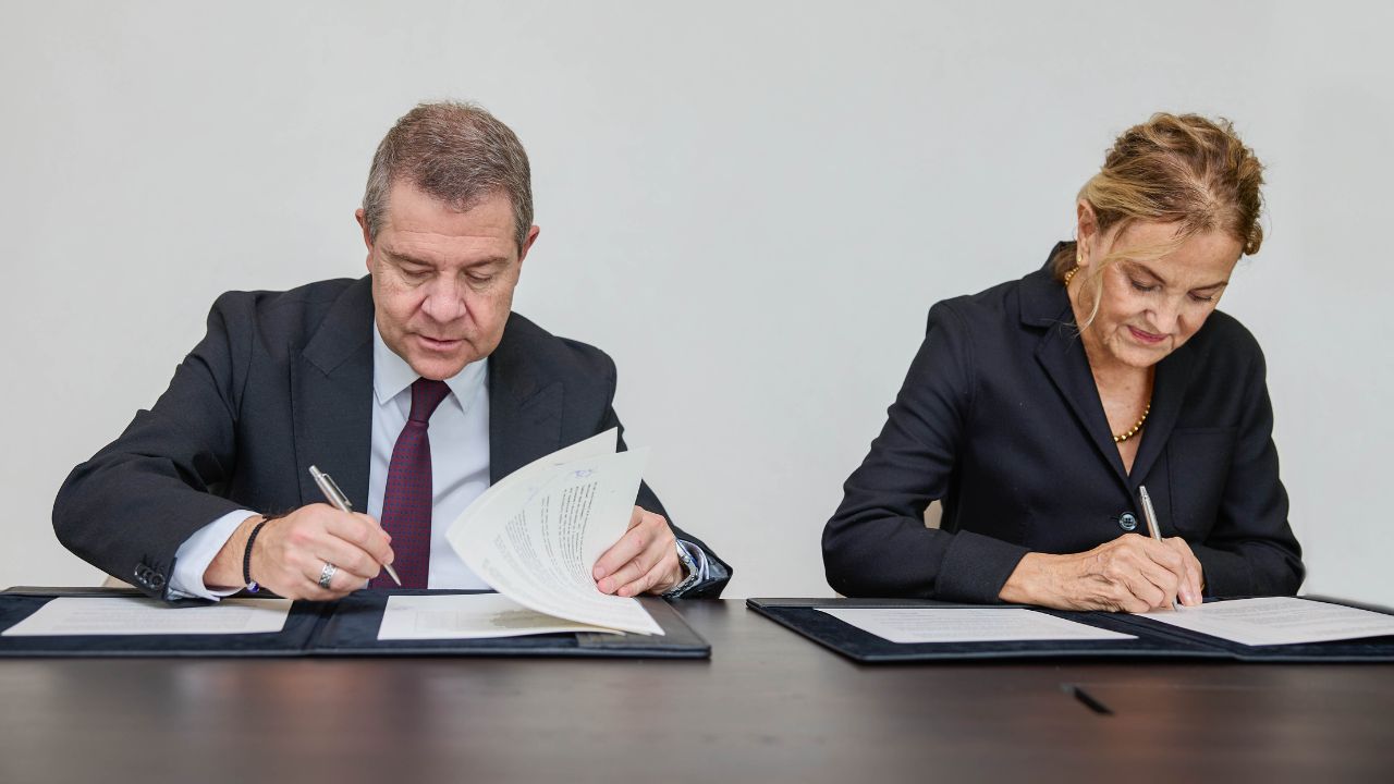 Emiliano García-Page y Flora Pérez Marcote firman el acuerdo de colaboración