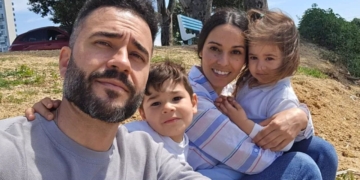 Alejandro, que lucha contra el cáncer, junto a su familia