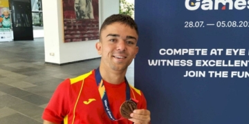Álvaro Rodrigo, un campeón de fútbol de talla baja que visibiliza a las personas con acondroplasia