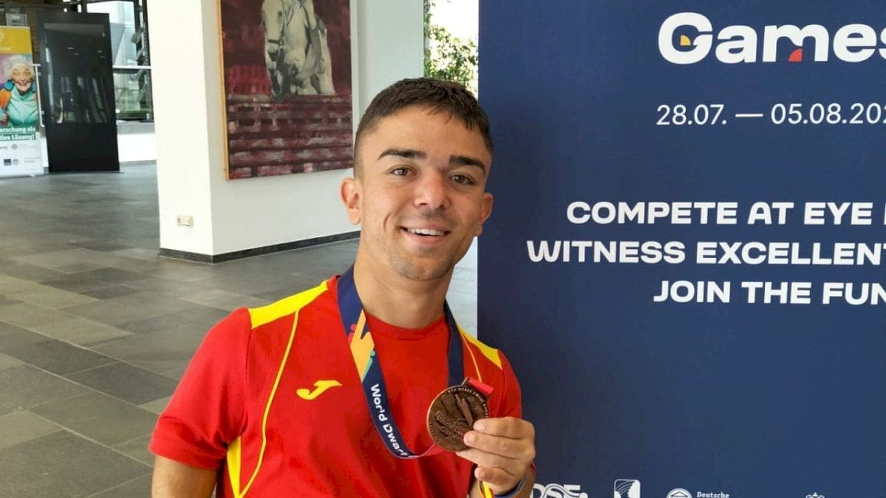 Álvaro Rodrigo, un campeón de fútbol de talla baja que visibiliza a las personas con acondroplasia