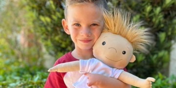 Coser para sanar: Amy Jandrisevits, la artista que crea muñecas personalizadas para niños con discapacidad