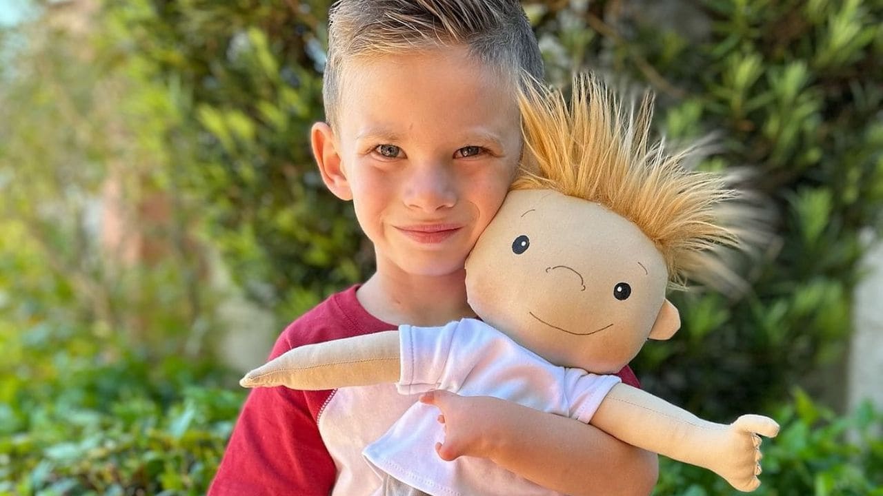 Coser para sanar: Amy Jandrisevits, la artista que crea muñecos personalizados para niños con discapacidad
