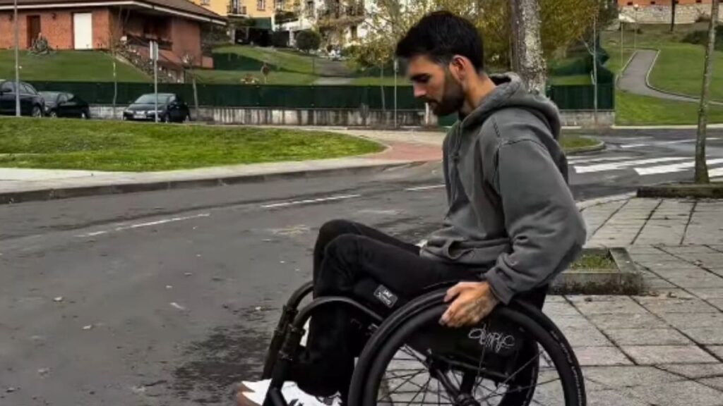 Ander Arteaga muestra su nueva silla de ruedas que pesa como un muñeco: «Me hace la vida mucho más fácil»