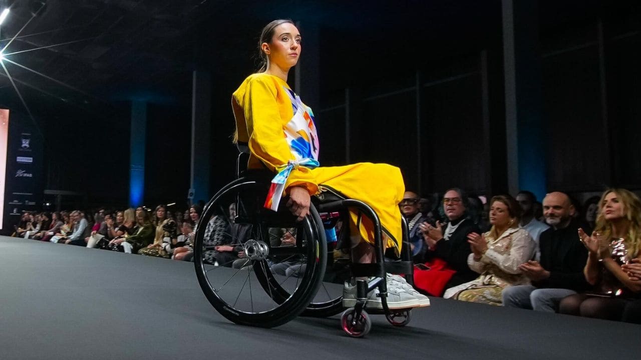 Andrea Pérez, primera persona en silla de ruedas en desfilar en la 'Ab Fashion'
