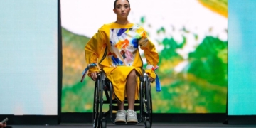 Andrea Pérez, primera persona en silla de ruedas en desfilar en la 'Ab Fashion'