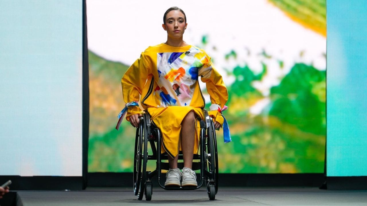 Andrea Pérez, primera persona en silla de ruedas en desfilar en la 'Ab Fashion'