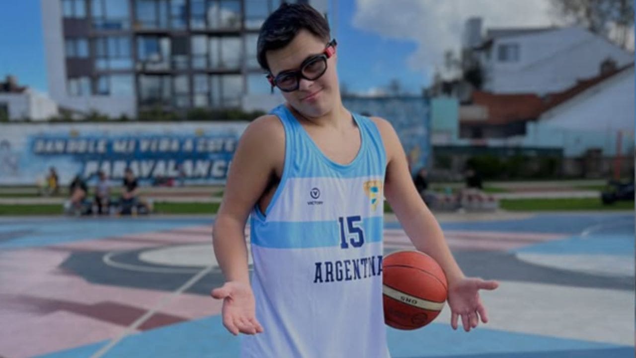 Angelo Fregonese, un influencer con síndrome de Down que enseña a jugar al baloncesto en sus redes sociales