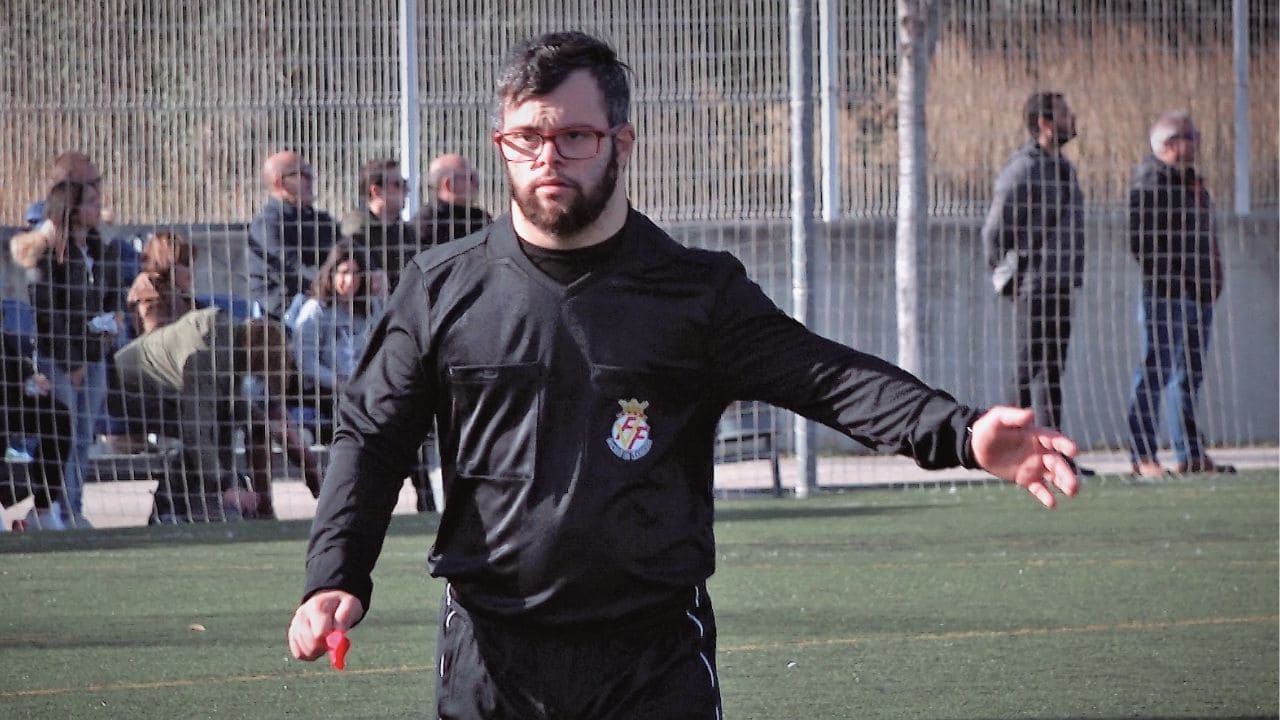 Dani Alcaraz, árbitro de fútbol con síndrome de Down