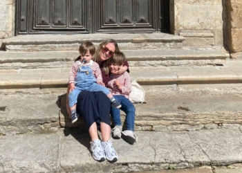 Así se vive la maternidad con un diagnóstico de autismo severo: la historia de Julia y Rafa