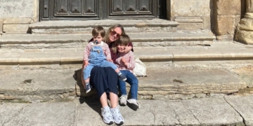 Así se vive la maternidad con un diagnóstico de autismo severo: la historia de Julia y Rafa