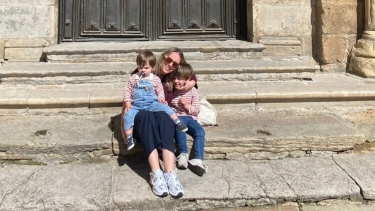 Así se vive la maternidad con un diagnóstico de autismo severo: la historia de Julia y Rafa