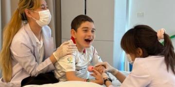 Carlos, pequeño con hidrocefalia, durante su tratamiento en Tailandia