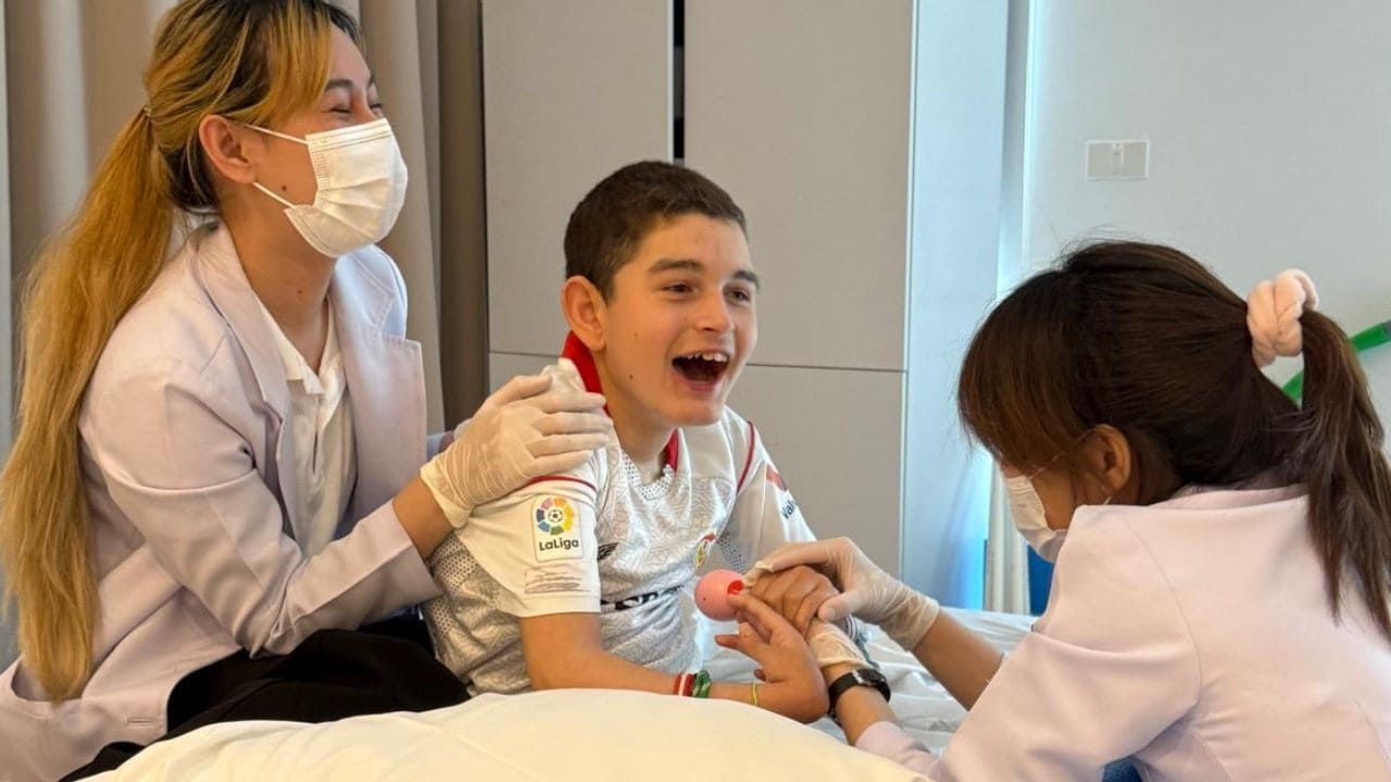 Carlos, pequeño con hidrocefalia, durante su tratamiento en Tailandia