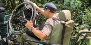 Cisco García en silla de ruedas por la selva de Uganda