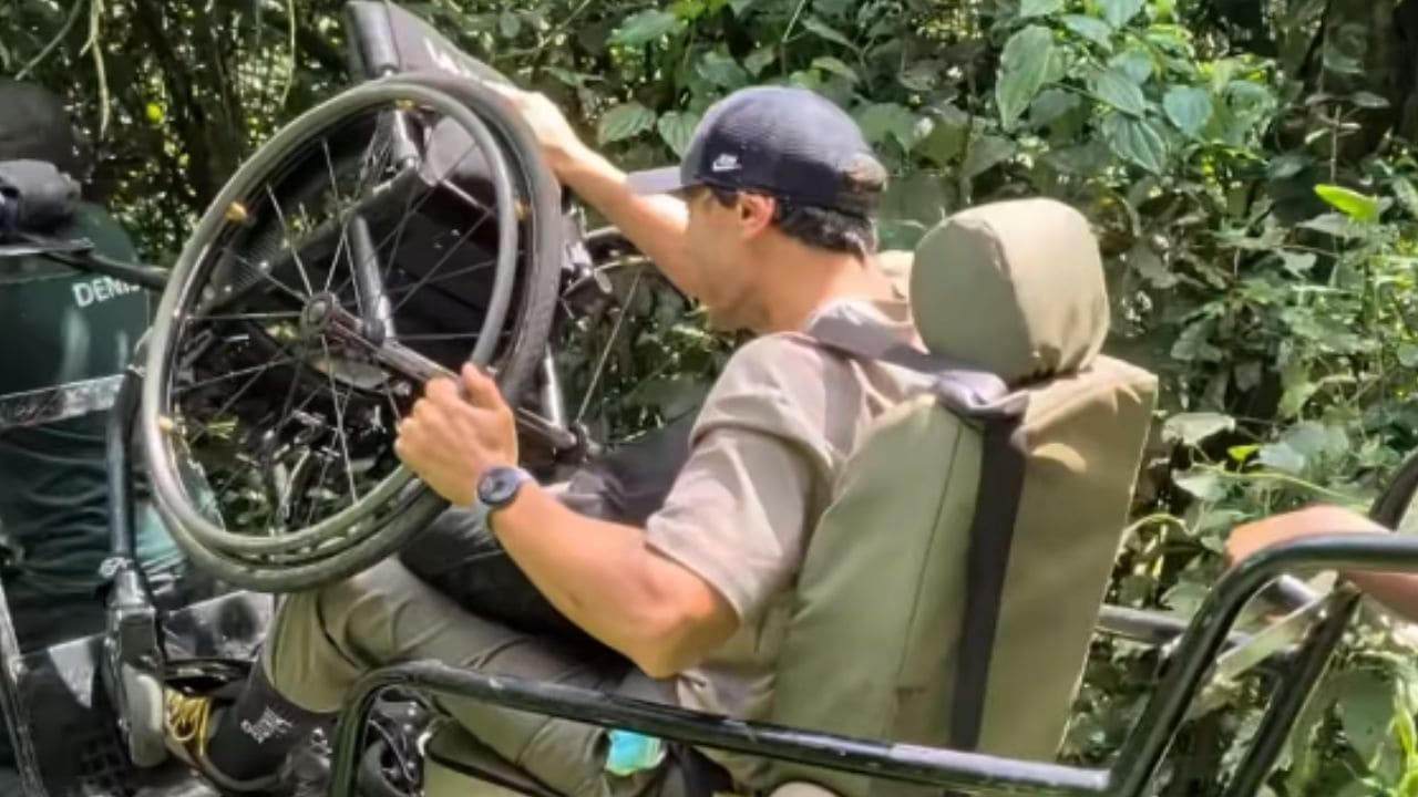 Cisco García en silla de ruedas por la selva de Uganda