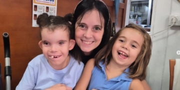 Claudia, con síndrome de Menke-Hennekam, junto a su familia