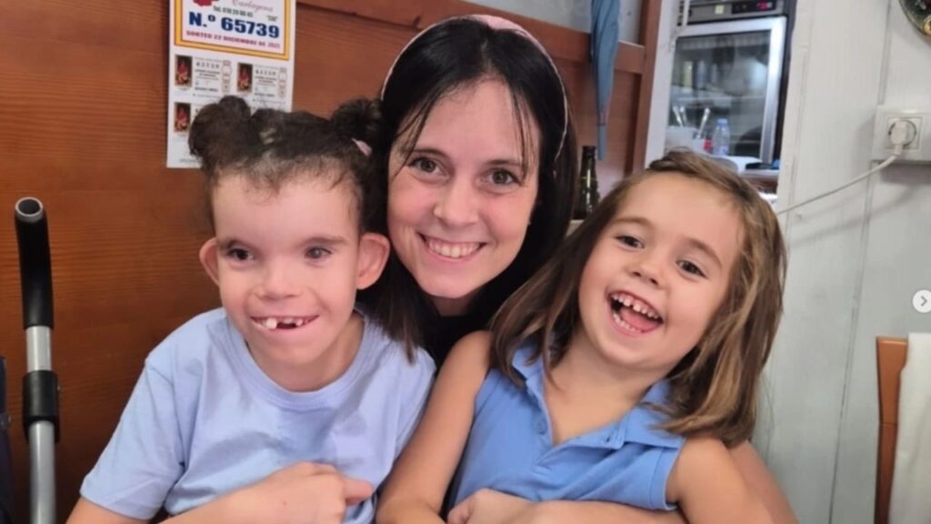 La batalla de Claudia contra el síndrome de Menke-Hennekam: «Lo imposible comienza a ser alcanzable»