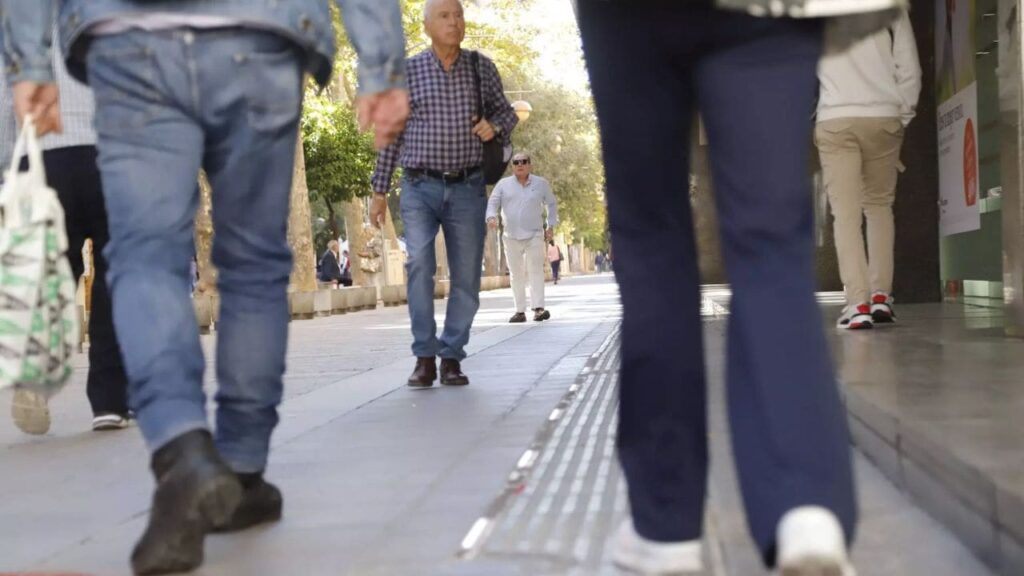 Córdoba inaugura una ruta iluminada con luces led y podotáctil para personas con discapacidad visual