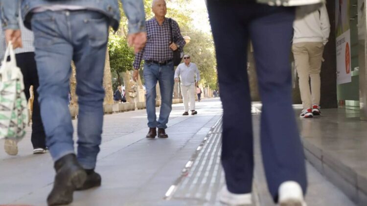 Córdoba inaugura una ruta iluminada con luces led y podotáctil para personas ciegas