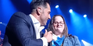David Bustamante canta en el escenario junto a una fan con síndrome de Down
