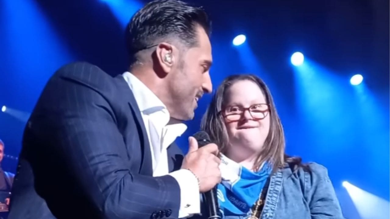 David Bustamante canta en el escenario junto a una fan con síndrome de Down