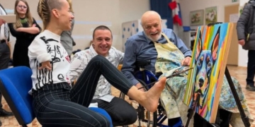 Dejana, artista con discapacidad que pinta cuadros con los pies