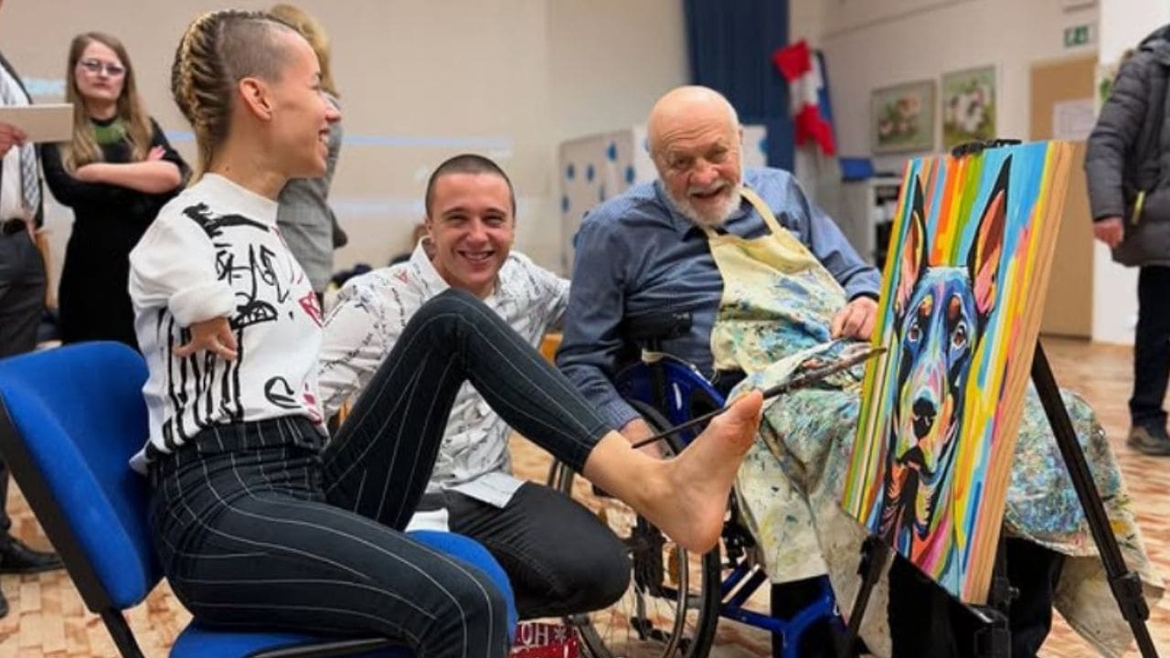 Dejana, artista con discapacidad que pinta cuadros con los pies