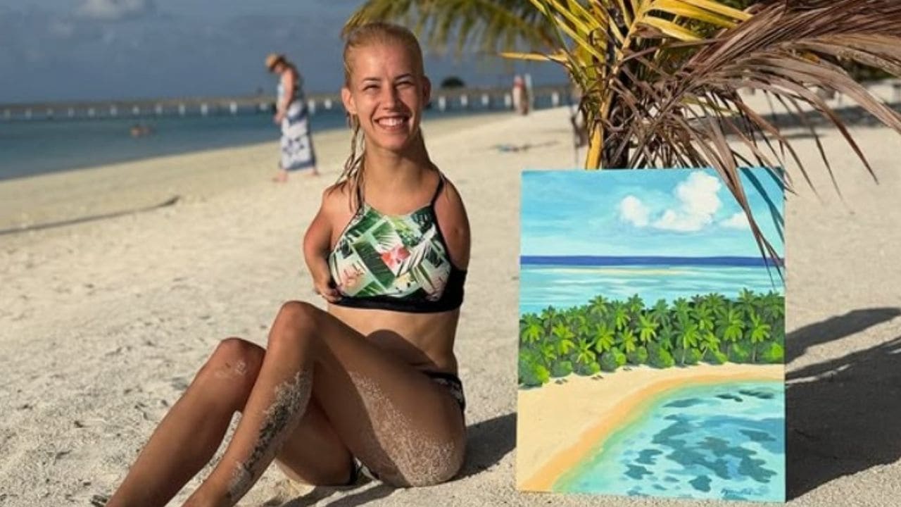 Dejana, artista con discapacidad que pinta cuadros con los pies