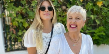Ana de Juan junto a su madre, con una discapacidad reconocida del 95%