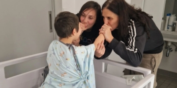 Edu, un pequeño 'superhéroe' que convive con el síndrome FOXG1: superación, lucha y perseverancia