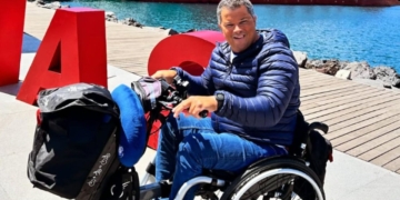 Eduardo Martínez, hombre con lesión medular que ayuda a otras personas