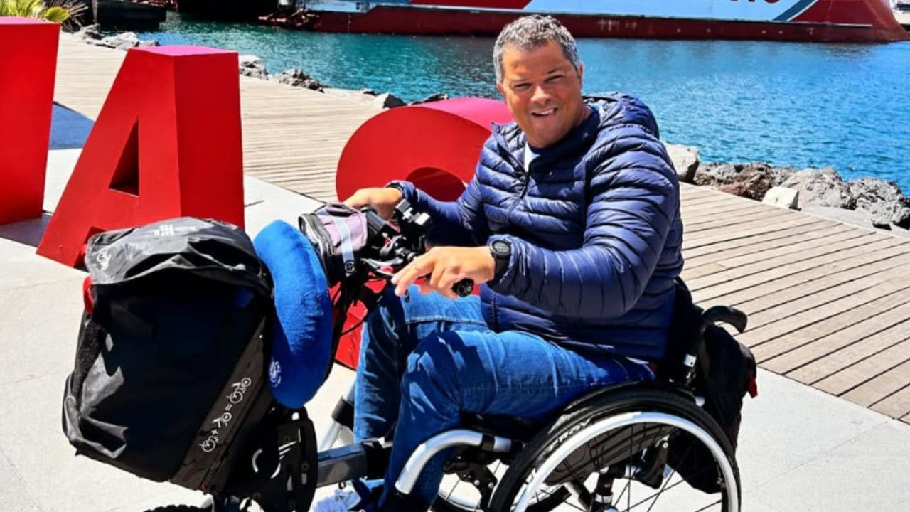 Eduardo Martínez, hombre con lesión medular que ayuda a otras personas