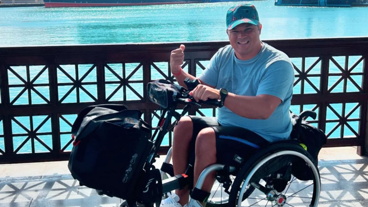 Eduardo Martínez, hombre con lesión medular que ayuda a otras personas