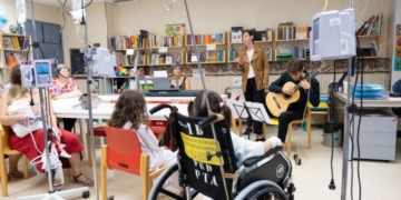 El 'cole' del hospital, un espacio 'invisible' donde los niños ingresados siguen aprendiendo y soñando