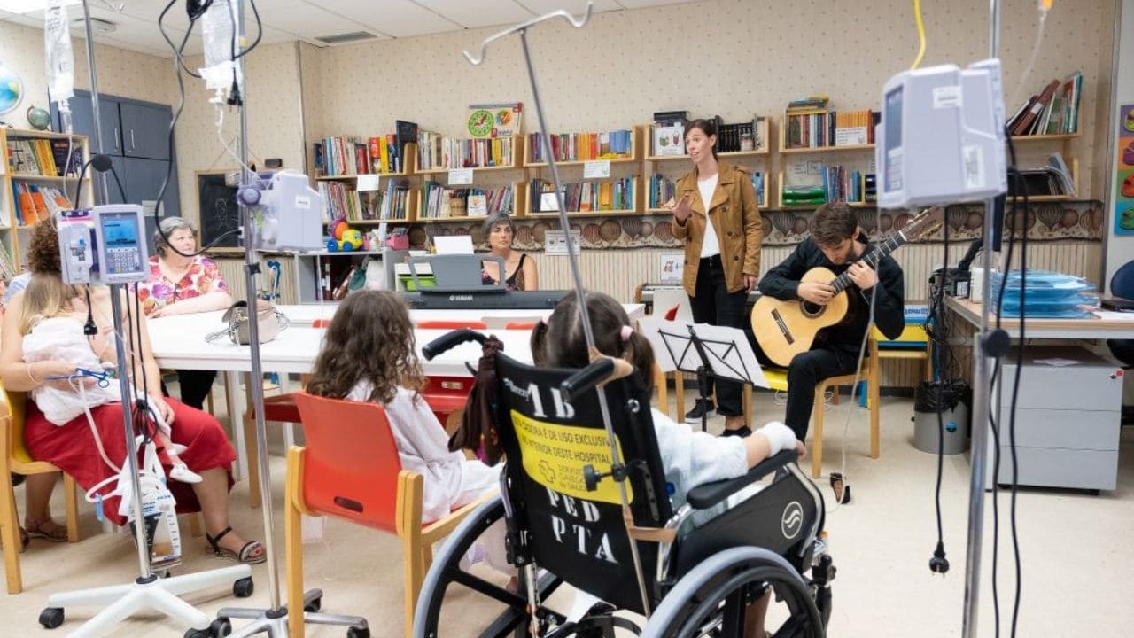 El 'cole' del hospital, un espacio 'invisible' donde los niños ingresados siguen aprendiendo y soñando
