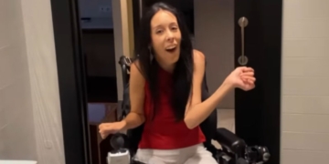La reacción de Estrella, joven con parálisis cerebral, al observar un baño adaptado
