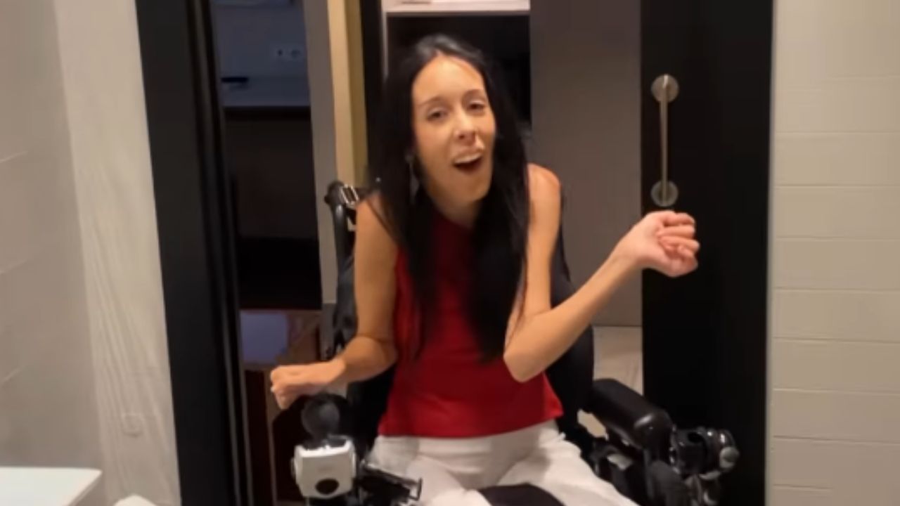 La reacción de Estrella, joven con parálisis cerebral, al observar un baño adaptado