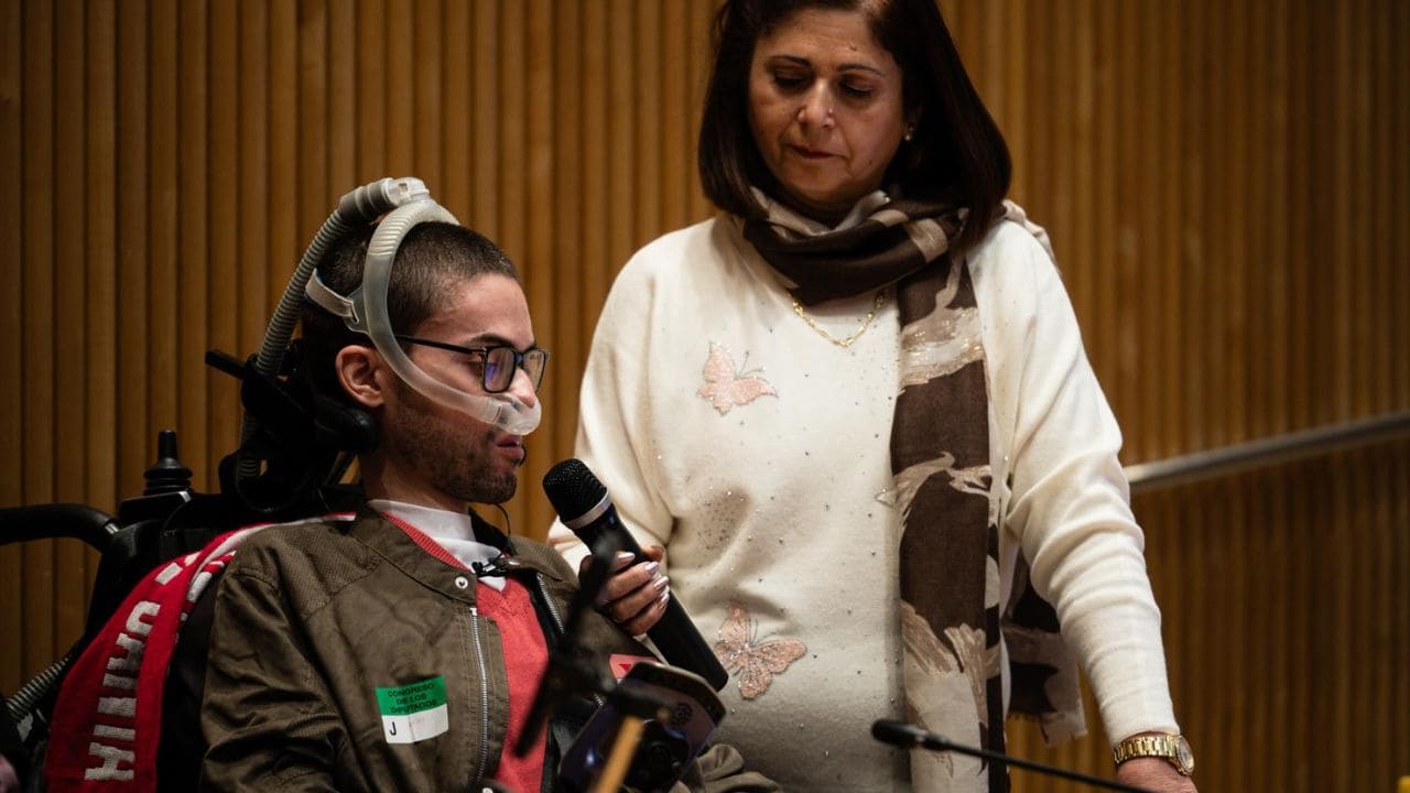 Fran, con Distrofia Muscular de Duchenne, en el Congreso de los Diputados