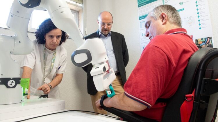 Un 'tercer brazo robótico' para mejorar la neurorrehabilitación de pacientes con lesión medular