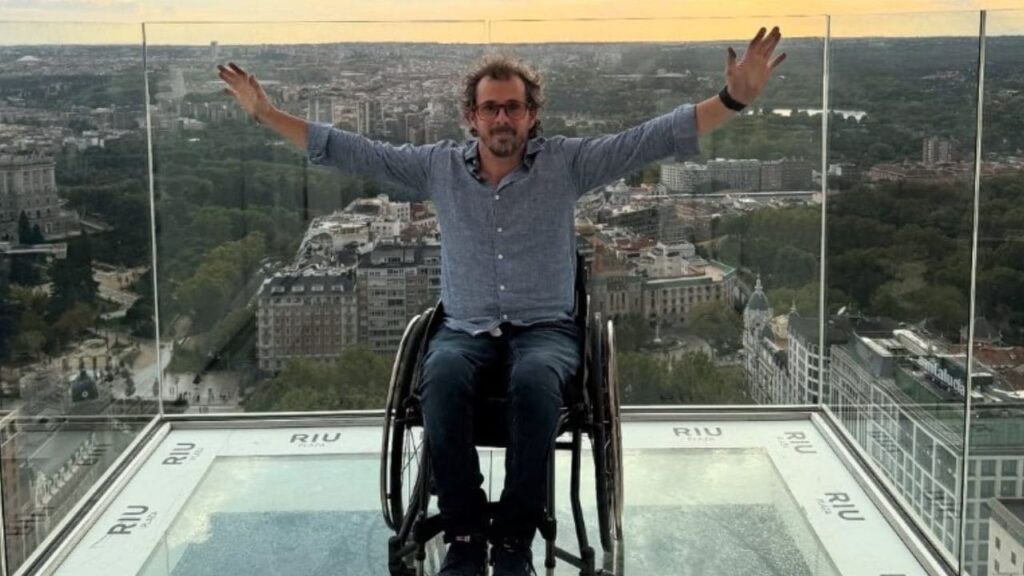 Juan Pablo Regalado muestra una ‘maravilla’ de accesibilidad en Madrid: una escalera que se convierte en elevador