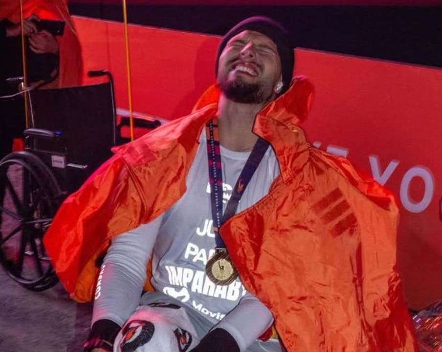 Juan Pablo Santos exhausto tras finalizar la Maratón de Nueva York