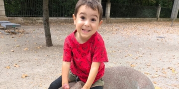 La batalla de Mael contra el 'dragón' del meningococo: perdió manos y pies, pero ganó la vida