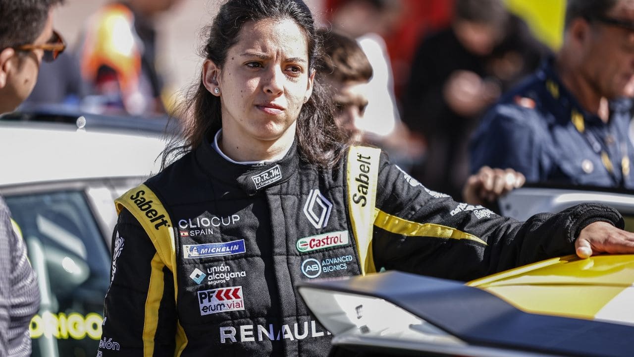 La historia de Lydia Sempere: primera piloto profesional con sordera bilateral profunda en España