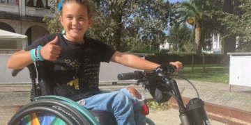 La vida de 'SuperLu', una niña con lesión medular: "No puedo andar, pero sigo caminando adelante"