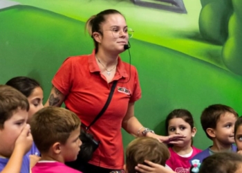 Marina, monitora de Royal Kids que sabe comunicarse en lengua de signos