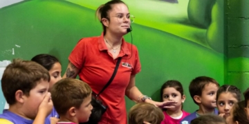 Marina, monitora de Royal Kids que sabe comunicarse en lengua de signos