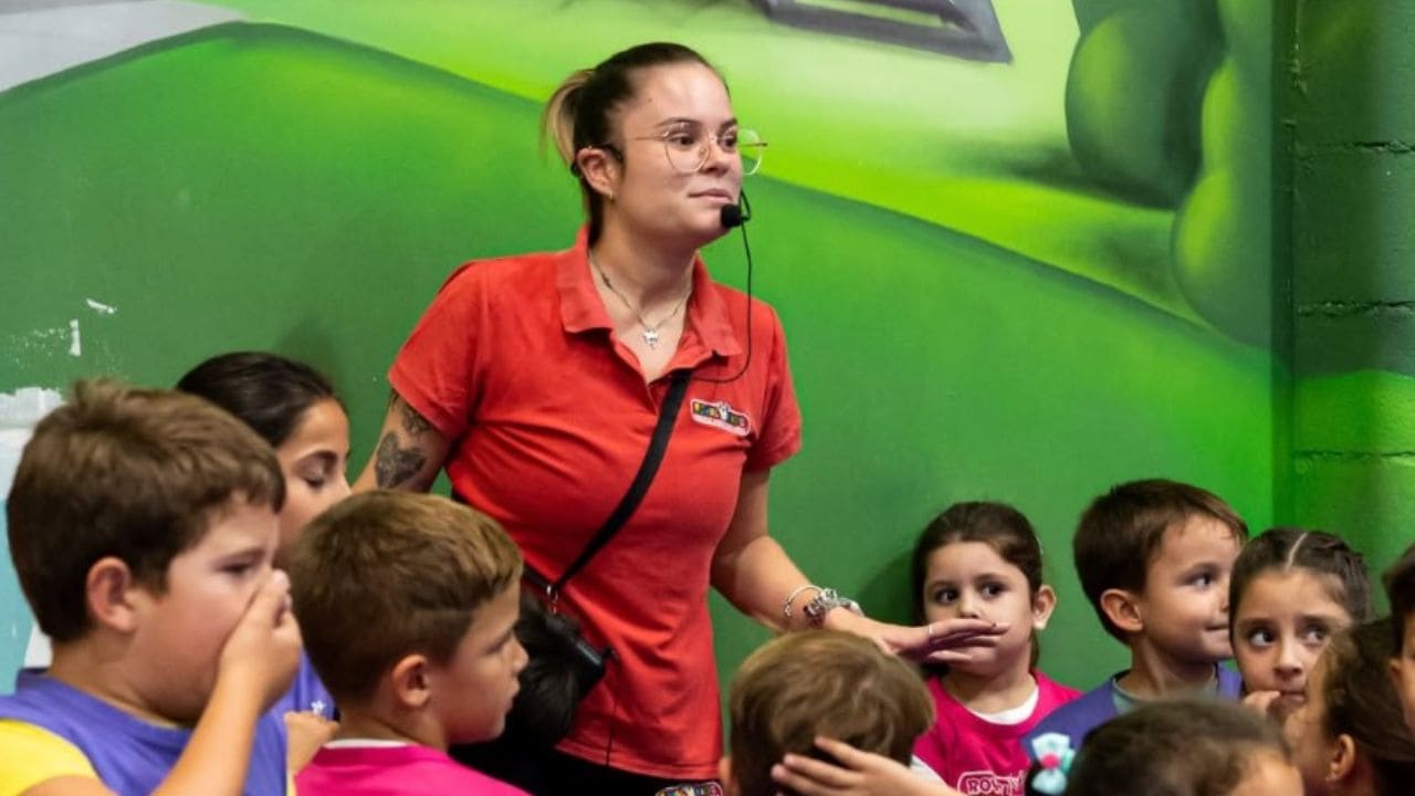 Marina, monitora de Royal Kids que sabe comunicarse en lengua de signos