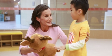 La Reina Letizia en el Centro Demostrativo de Servicios para Personas con Discapacidad de Pekín