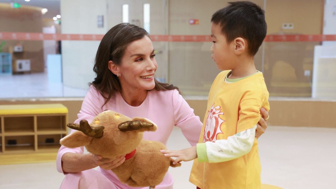 El cariño de la Reina Letizia con niños y personas con discapacidad en un Centro de Pekín
